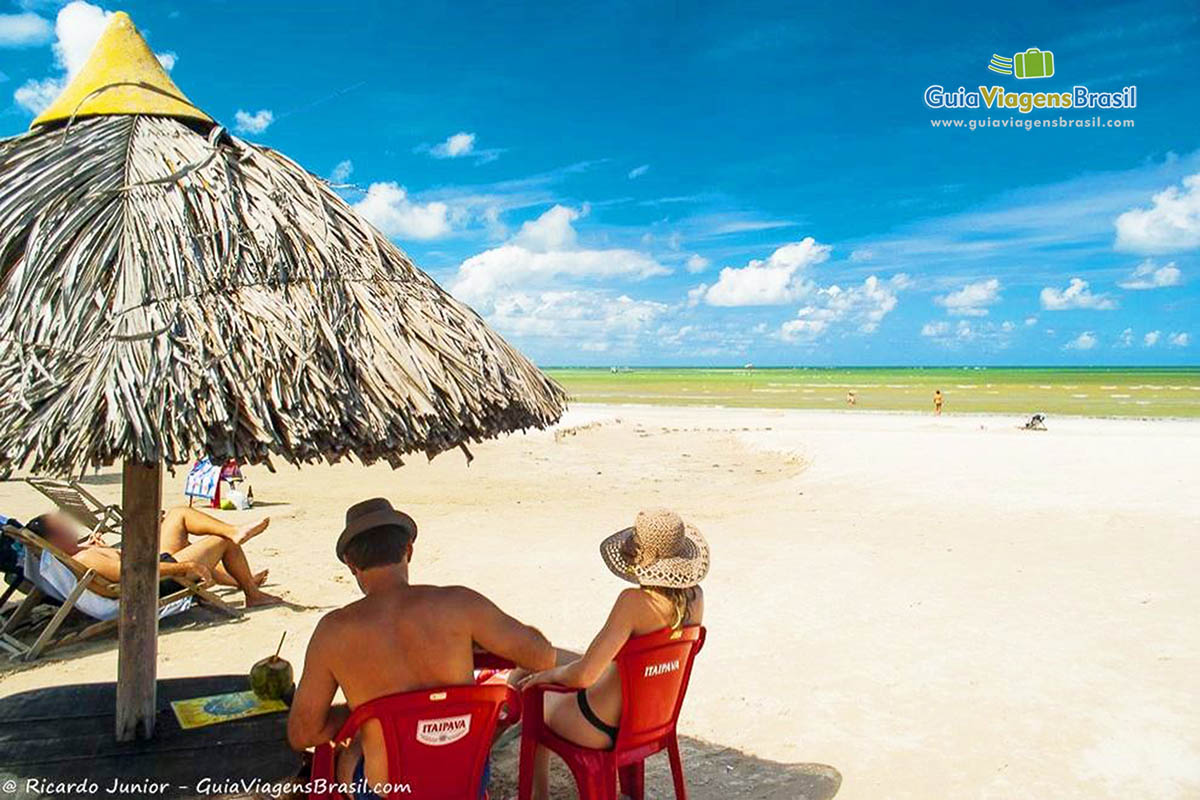 Imagem de turistas na bela tarde da Praia Paripueira.