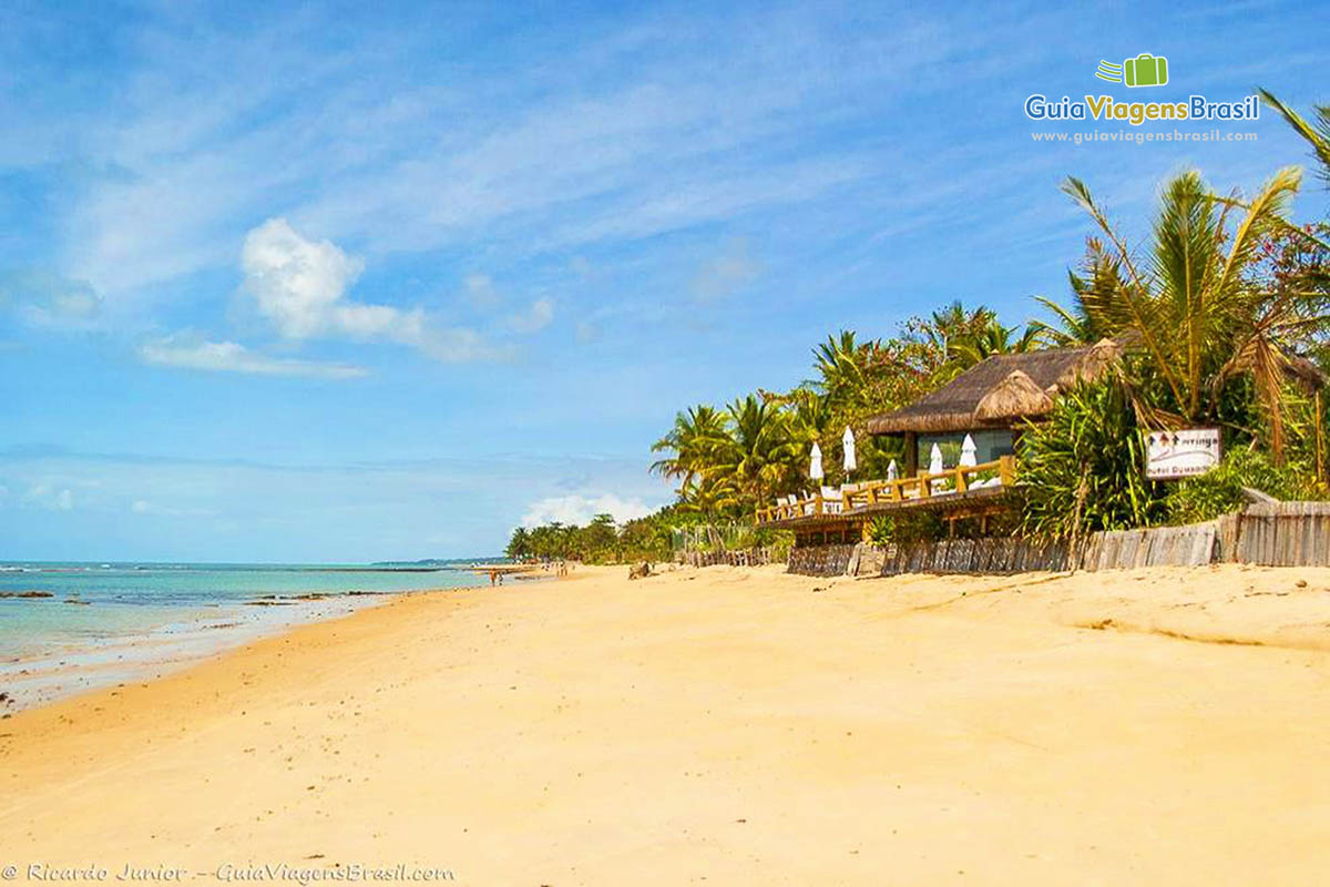 Imagem de um bar belo na orla da orla da Praia Parracho