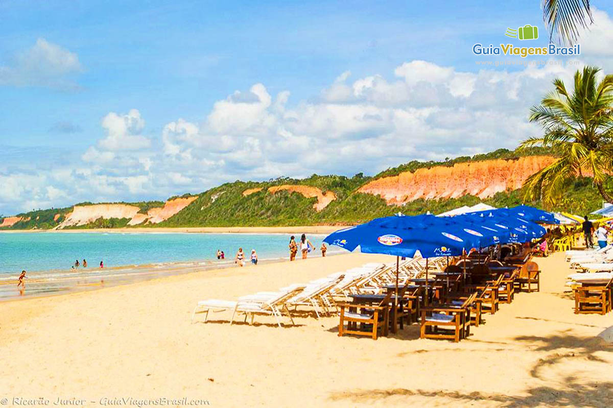 Imagem de guarda sol azul e cadeiras na Praia Pitinga.