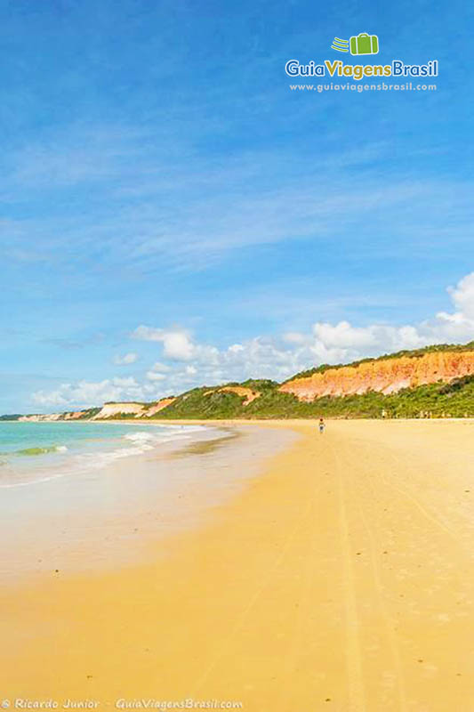 Imagem da larga faixa de areia na Praia Pitinga.