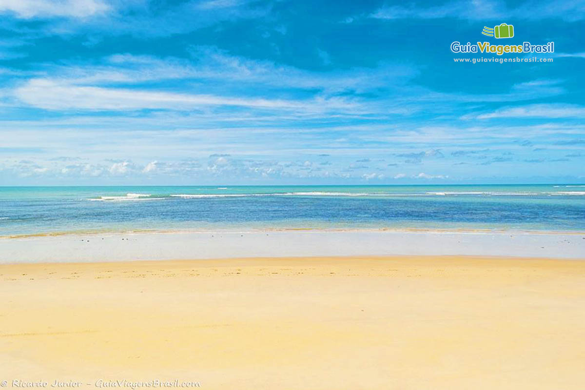 Imagem do maravilhoso mar azul da Praia Itapororoca.