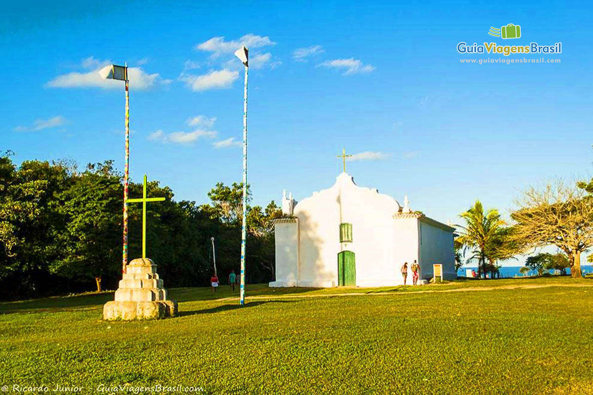 Imagem de lindo gramado verde a ao fundo a Igreja de Quadrado.