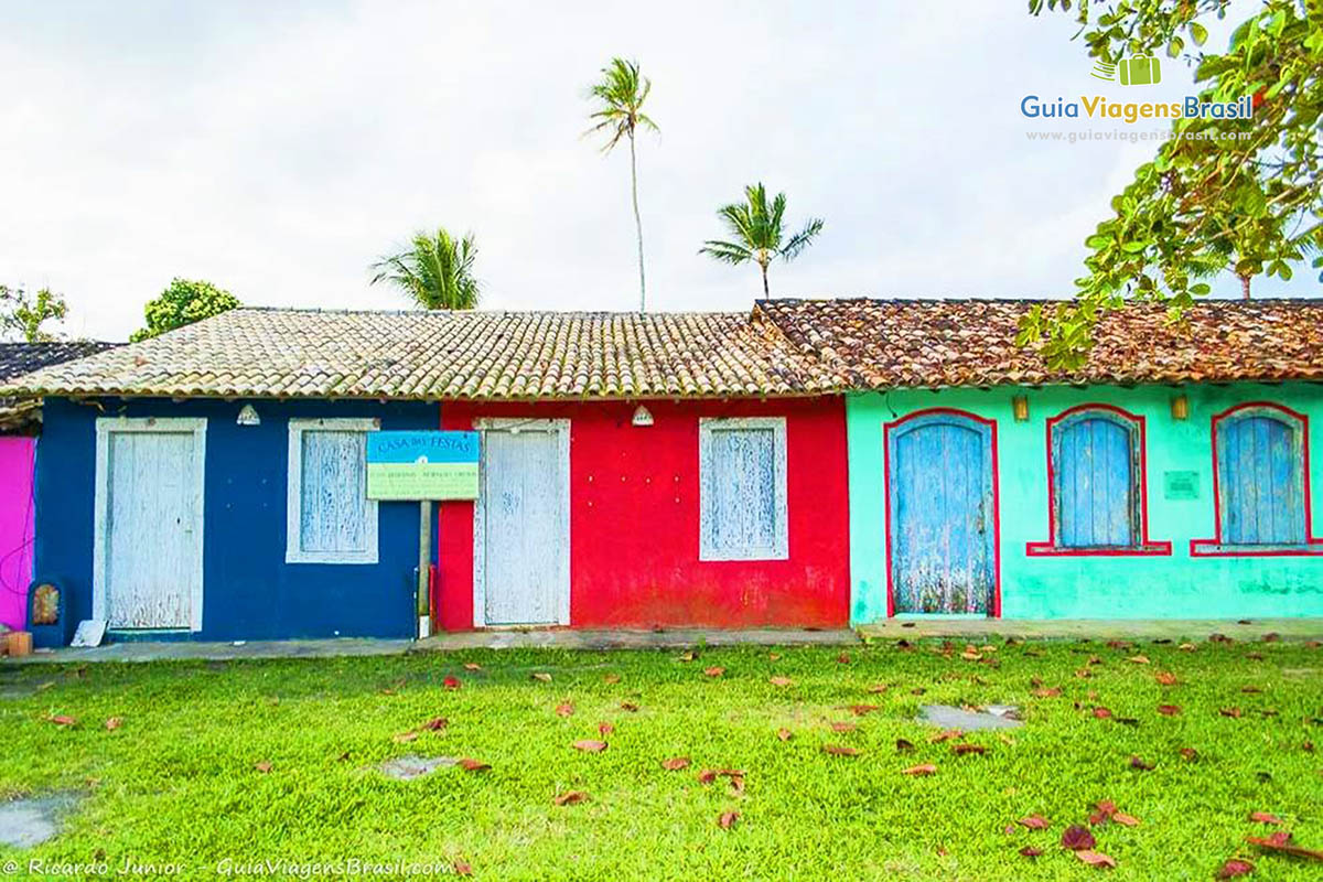 Imagem de casas bem coloridas.