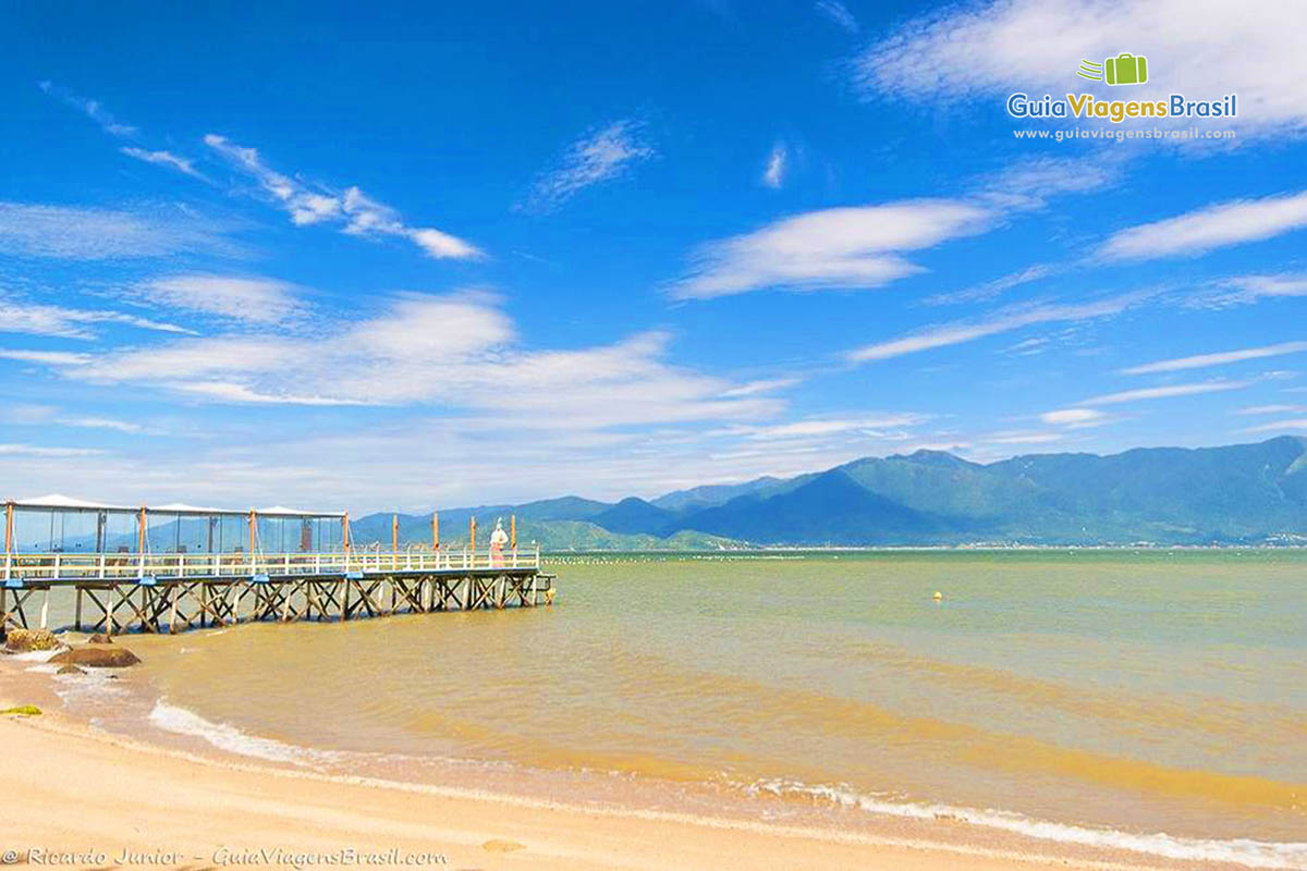 Imagem das belezas da Praia Ribeirão da Ilha em Florianópolis.