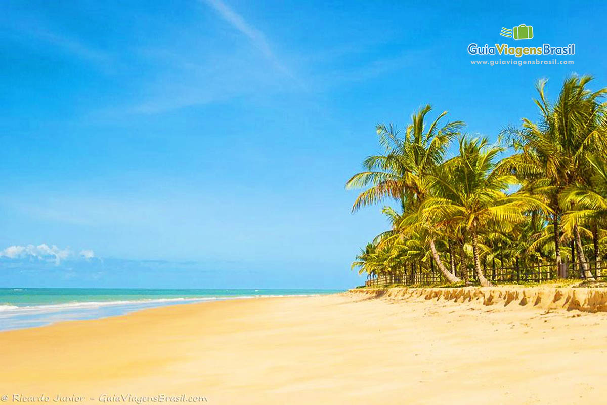 Imagem das areias claras e mar azul encantador.