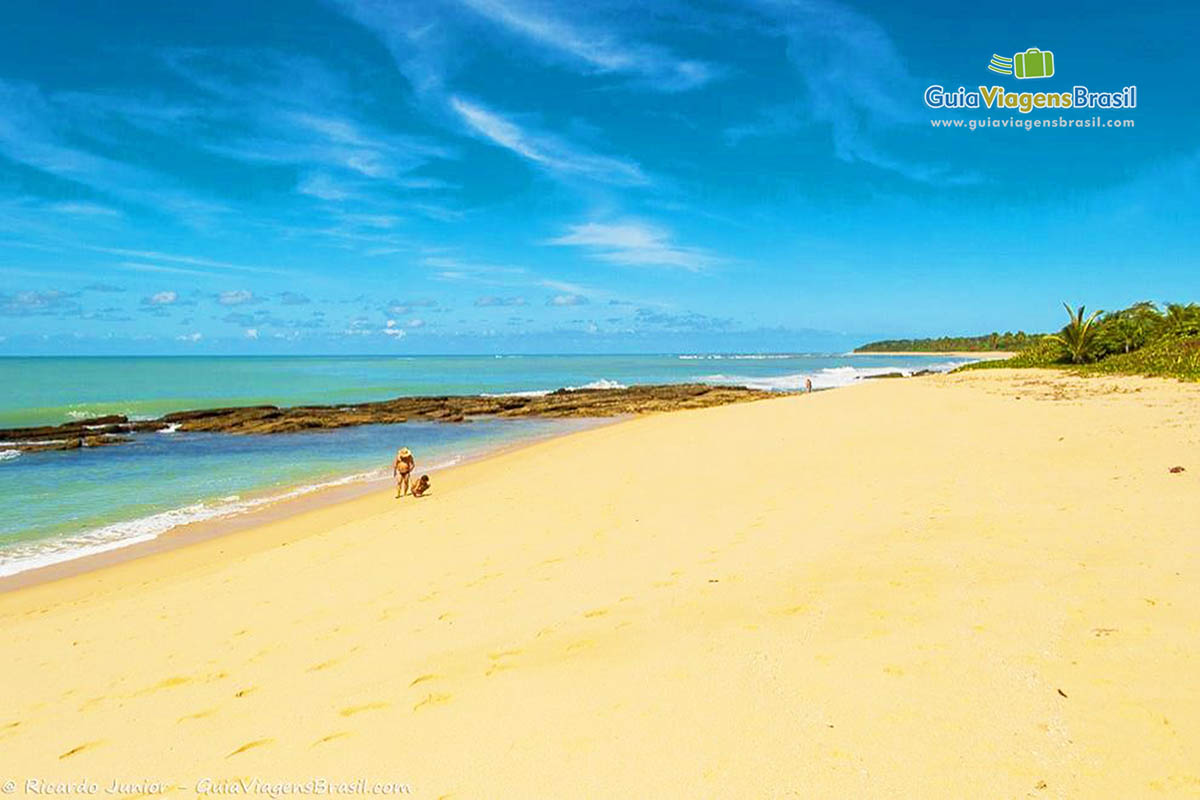 Imagem de turistas na beira da Praia Rio Verde.