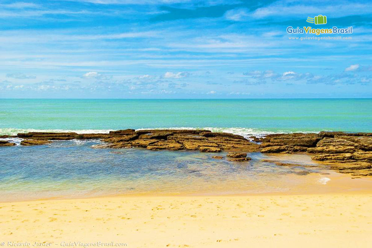 Imagem de recifes que formam piscinas naturais.