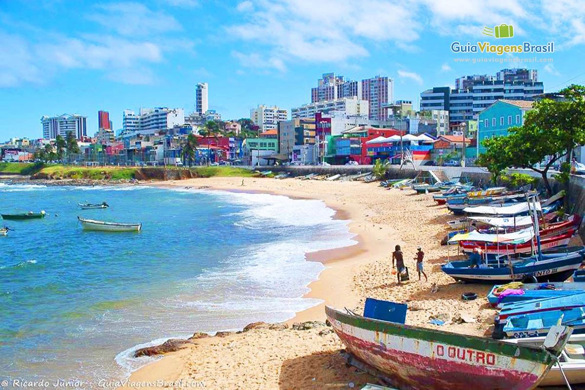 Imagem da belezas da Praia Rio Vermelho.