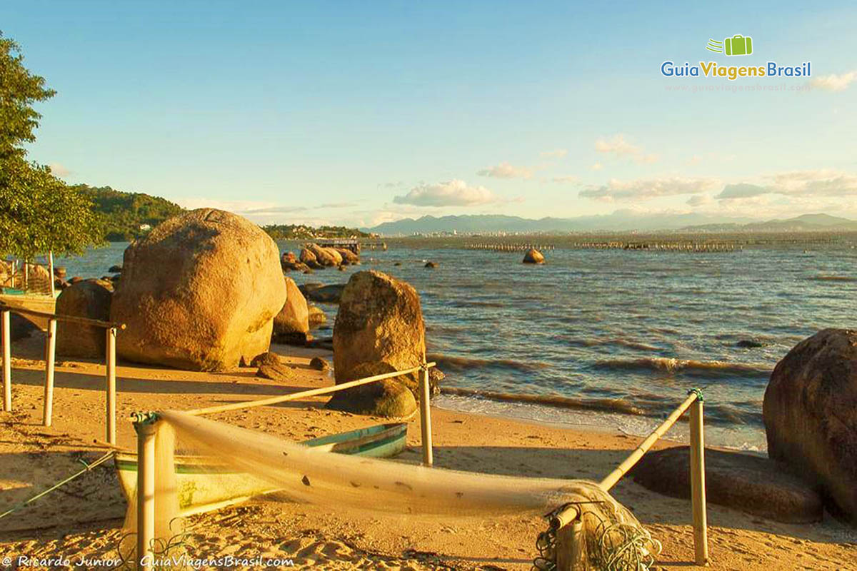 Imagem da Praia Sambaqui.