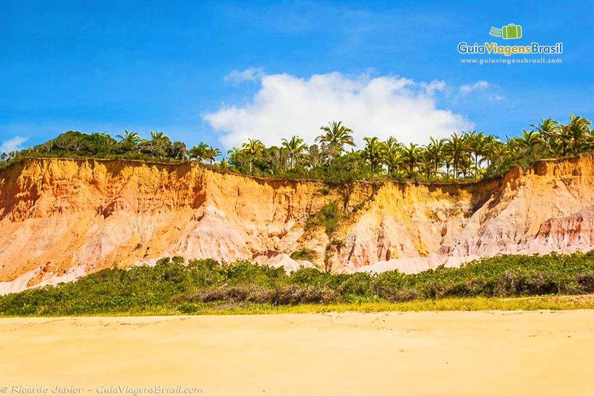 Imagem de lindas falesias avermelhadas na Praia Taipe.