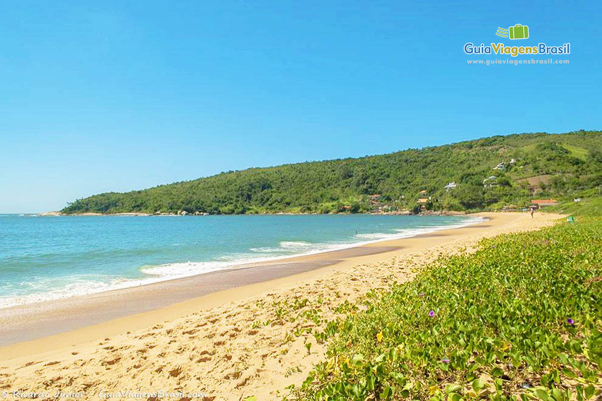 Imagem do lindo mar da Praia Taquarinhas.