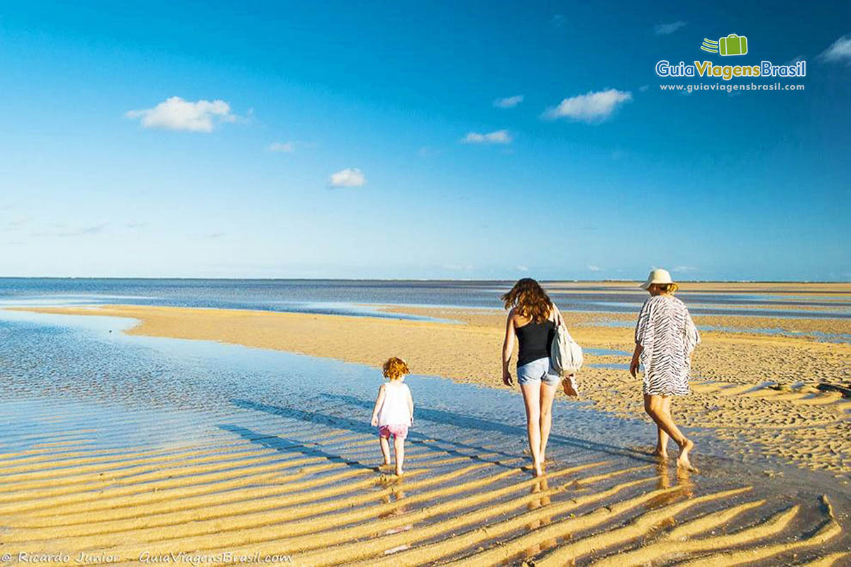 Imagem de uma família curtindo fim de tarde na Praia Tatuamunha.