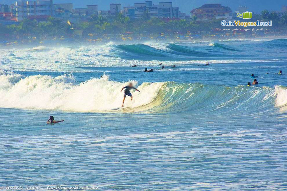 Imagem de um surfista no pico da onda em Ubatuba.