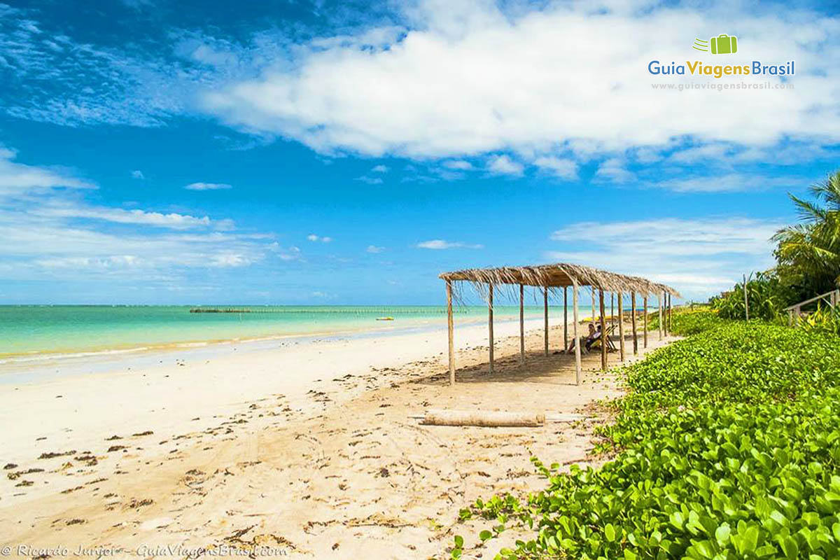 Imagem de um simples quiosque nas areias da Praia do Toque.