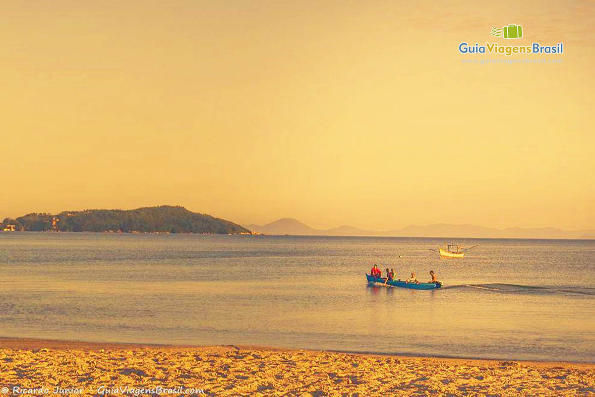 Imagem fantástica do fim do dia na Praia Zimbros.