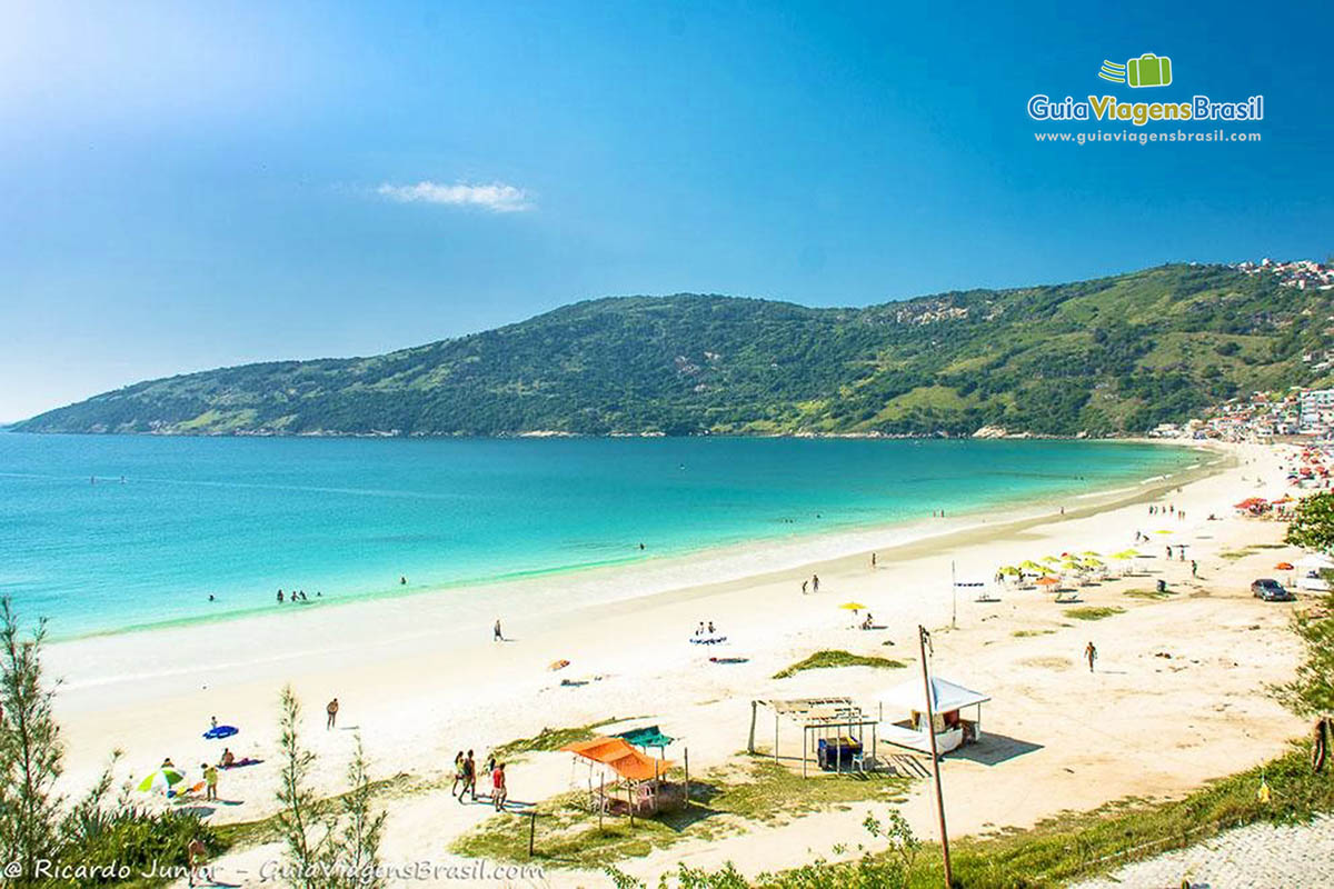 Imagem da Prainha e sua areia branca.