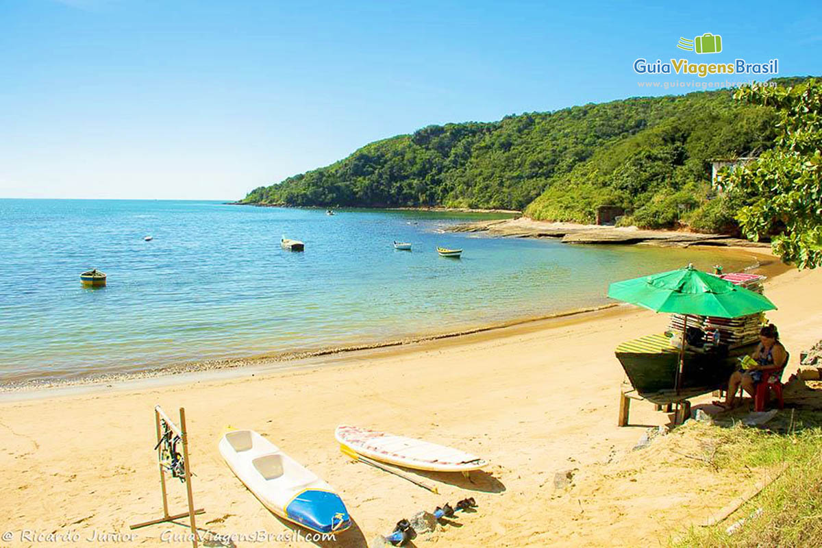 Imagem de pranchas para aluguel, mas calmo excelente praticar stand up paddle.