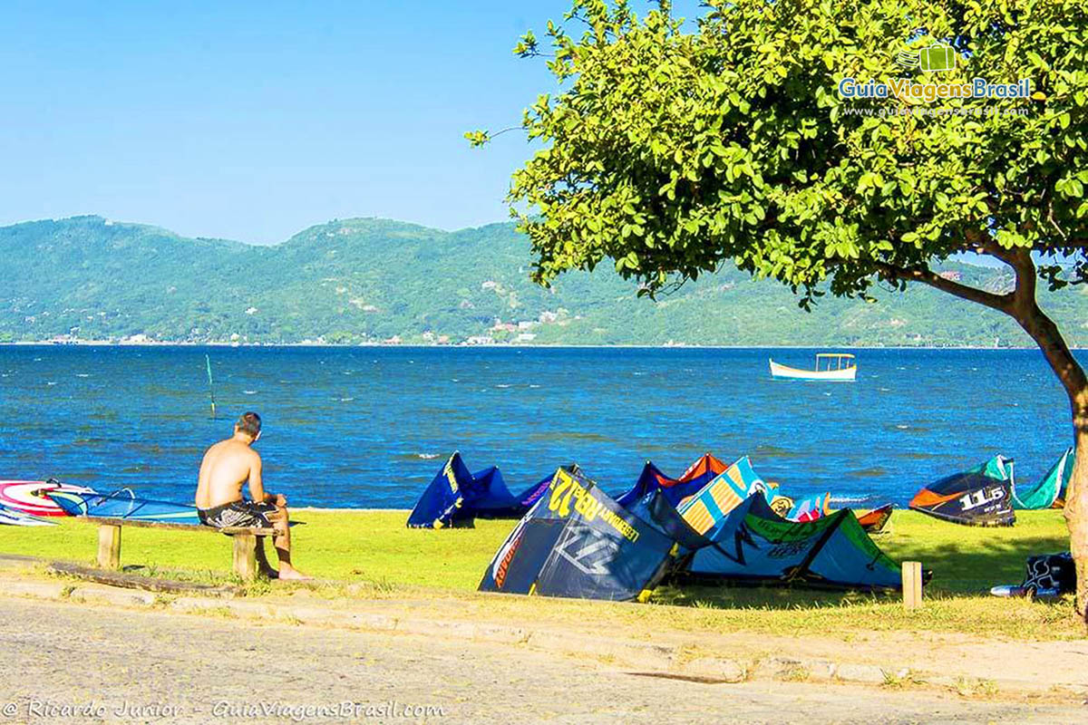 Imagem de pranchas e paraglider nas margens da Lagoa.