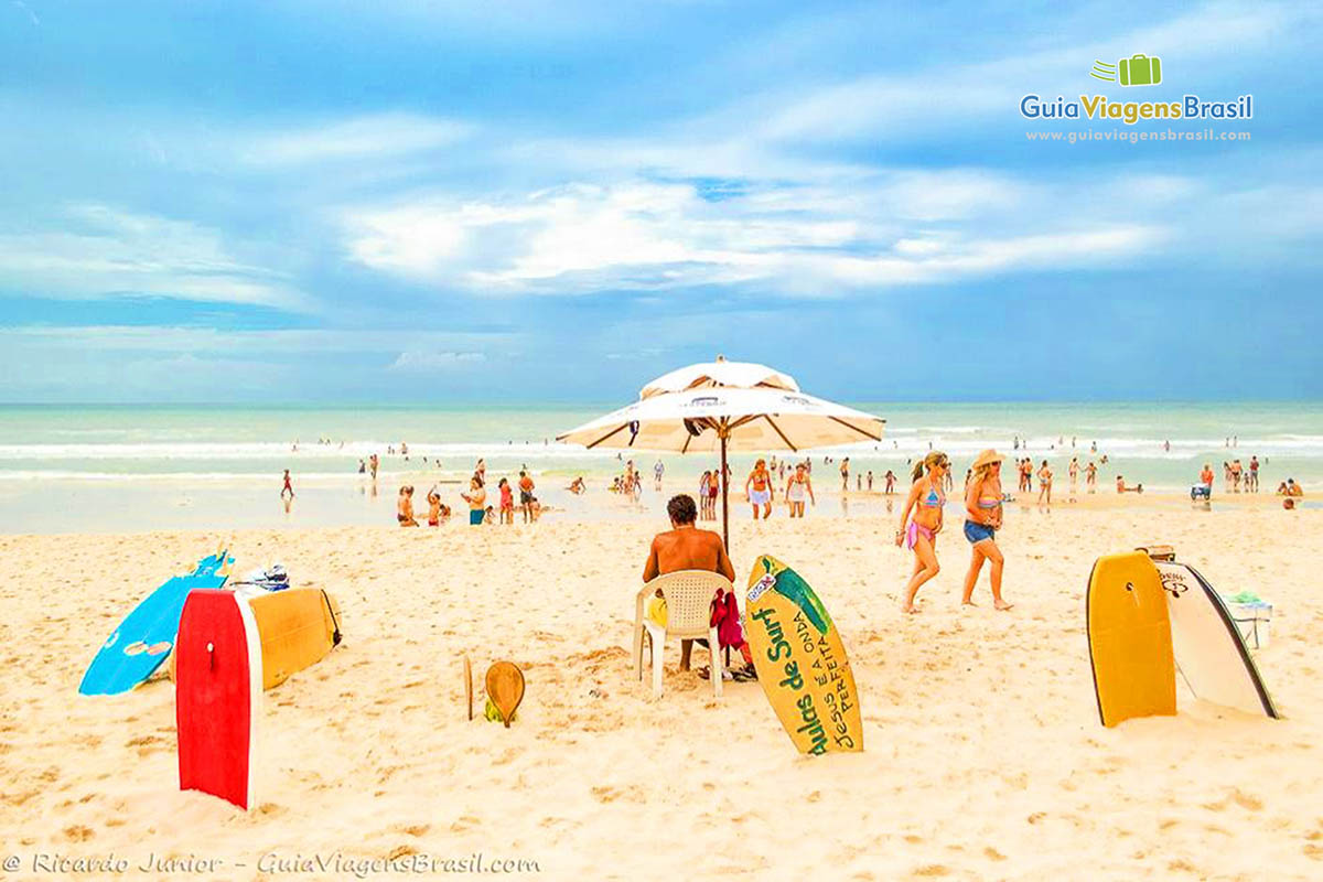 Imagem de prancha indicando que ali possui aulas de surf, na Praia do Futuro, em Fortaleza.