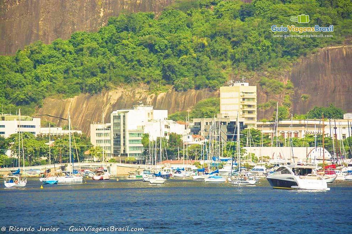 Imagem dos barcos e lanchas parados na Praia de Botafogo.