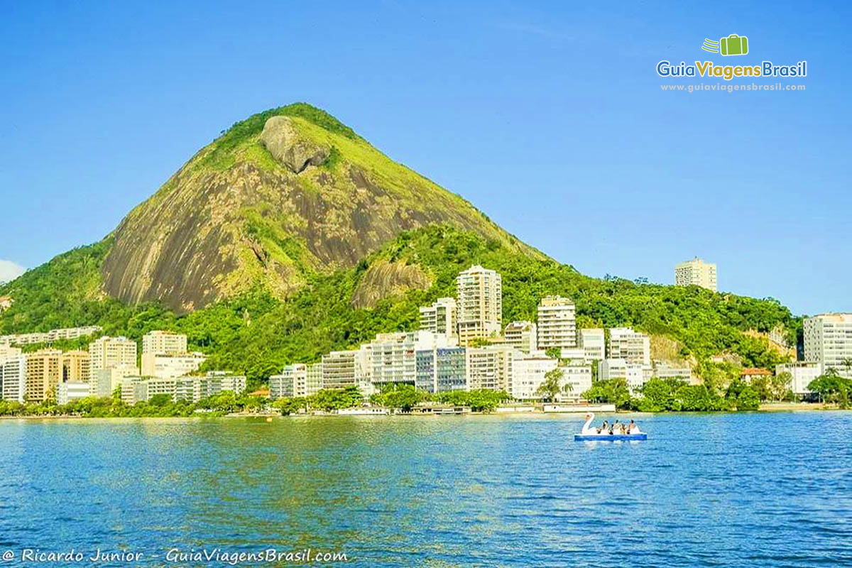 Imagem da bela Lagoa e os lindos prédios em sua volta que abrilhantam mais ainda o local.