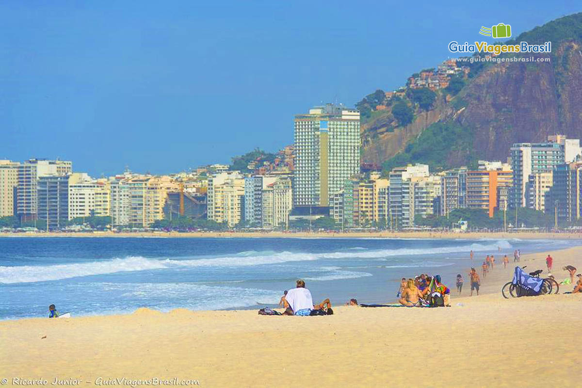 Imagem de lindos prédios na orla da Praia Leme.