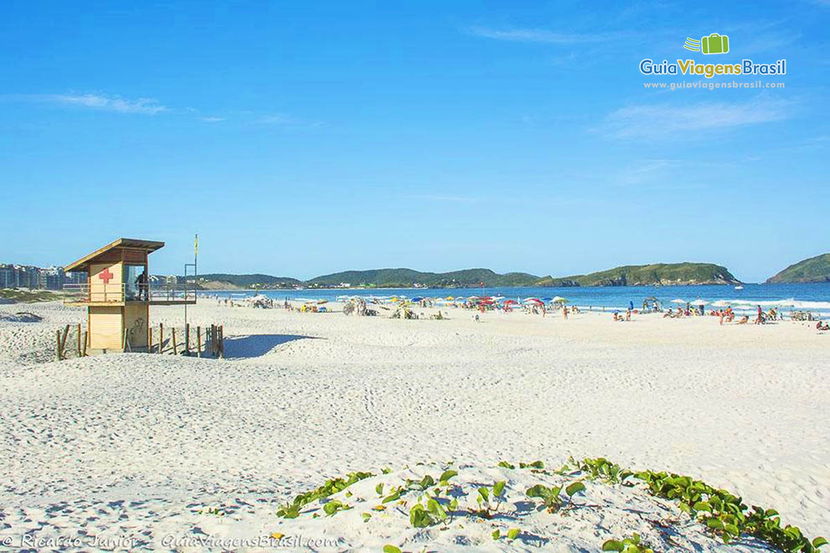 Imagem da larga faixa de areia que possui a Praia das Dunas, em Cabo Frio.