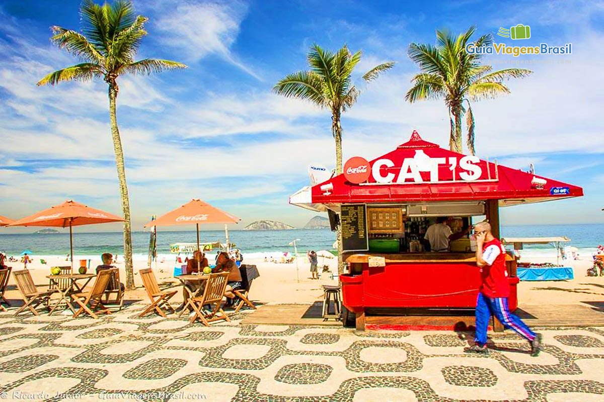 Imagem aproximada do quiosque vermelho na orla de Ipanema.