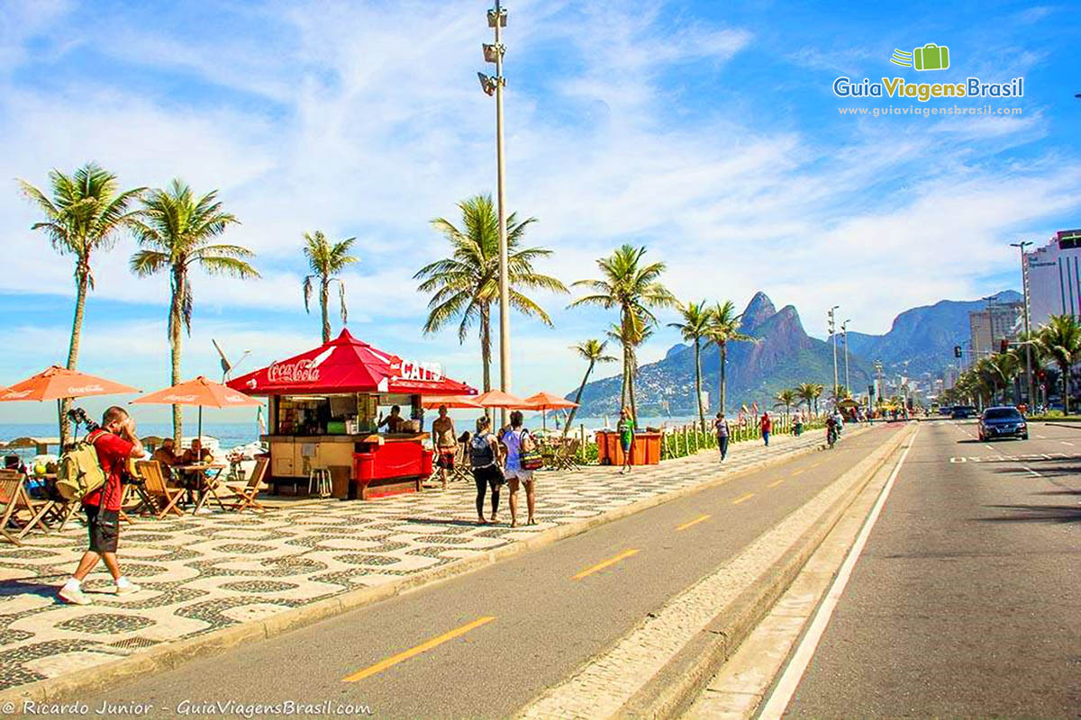 Imagem de cadeiras ao lado do quiosque cats no calçadão da Praia de Ipanema.