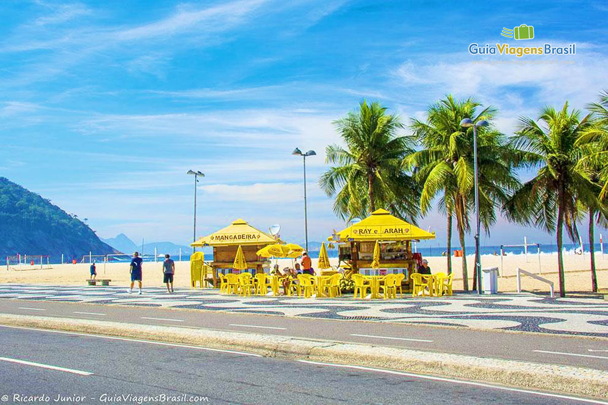 Imagem de quiosque amarelo no calçadão da Praia Leme.