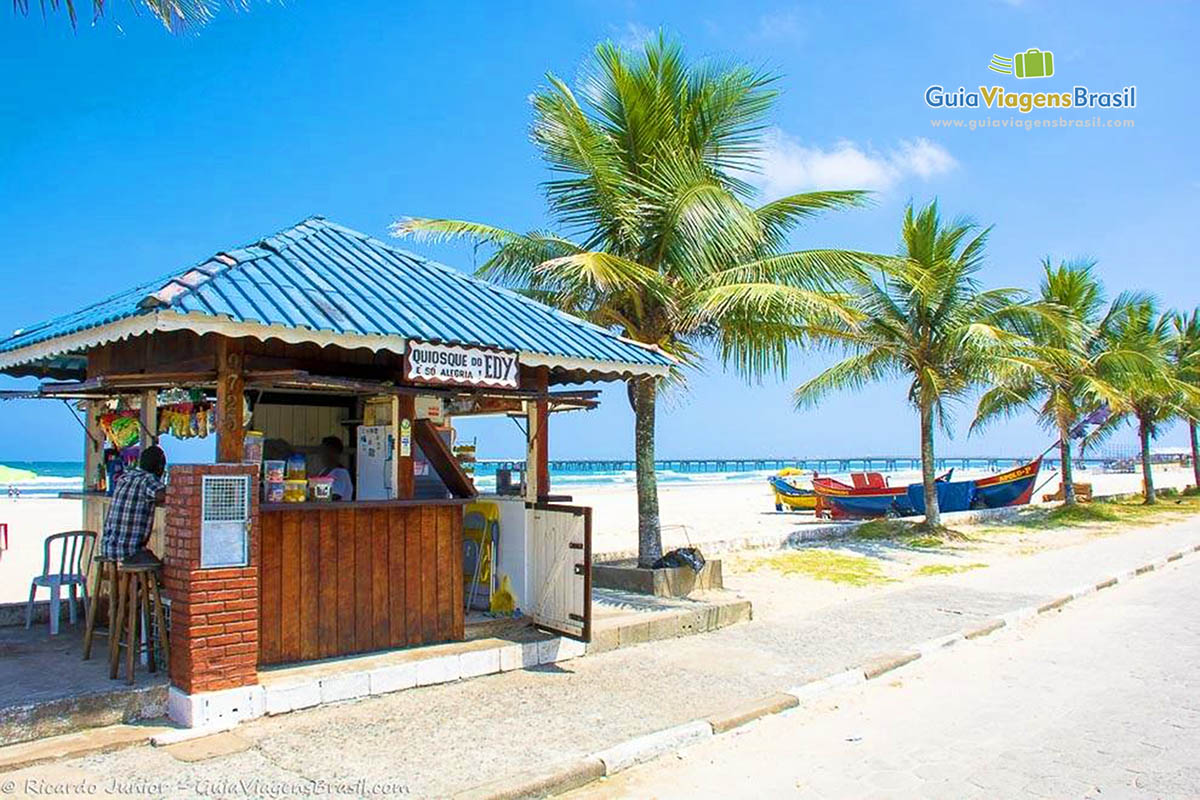 Imagem de lindos quiosques na Praia de Mongaguá.