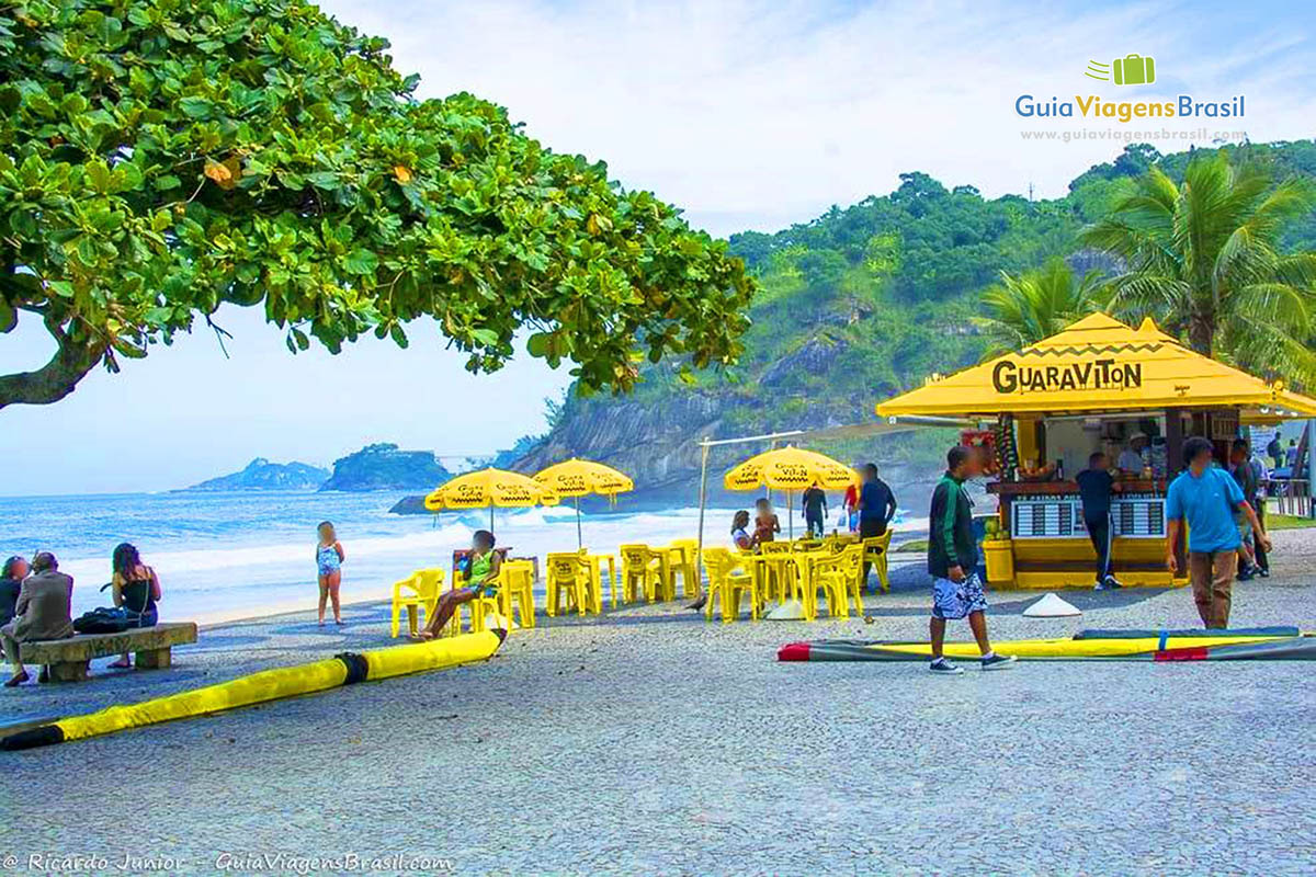 Imagem de quiosque na Praia de São Conrado.