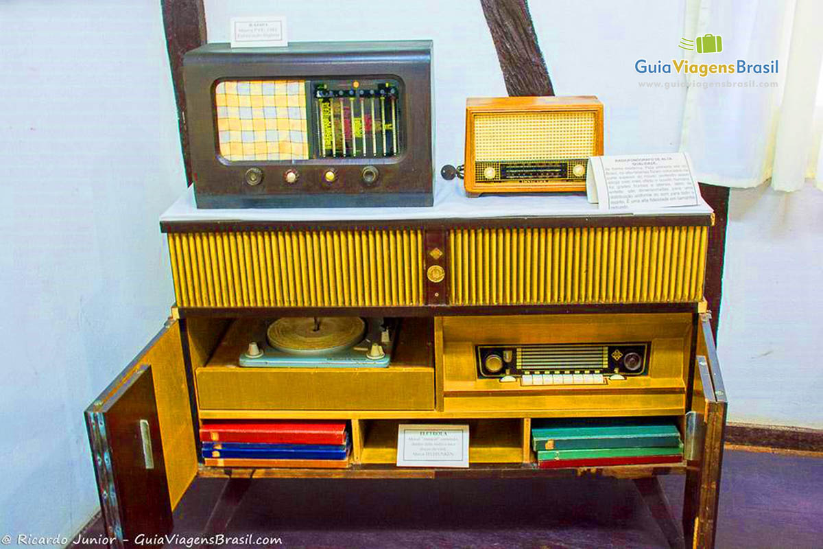 Imagem de uma coleção de rádios antigos.