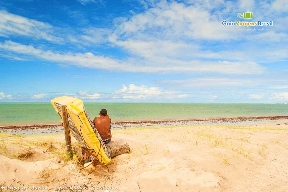 Imagem de turista admirando a beleza da Praia Camboinha.