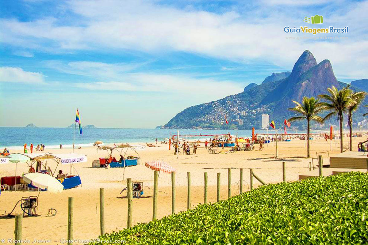 Imagem de redes e barracas nas areias da Praia de Ipanema.