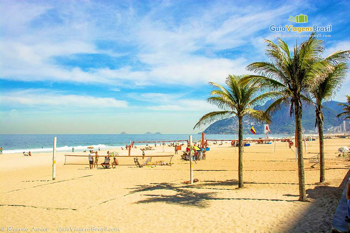 Imagem de redes de futevôlei já colocadas na areia da praia.