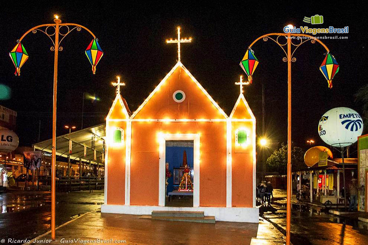 Imagem da igreja em Caruaru, religião e devoção na festa de São João.