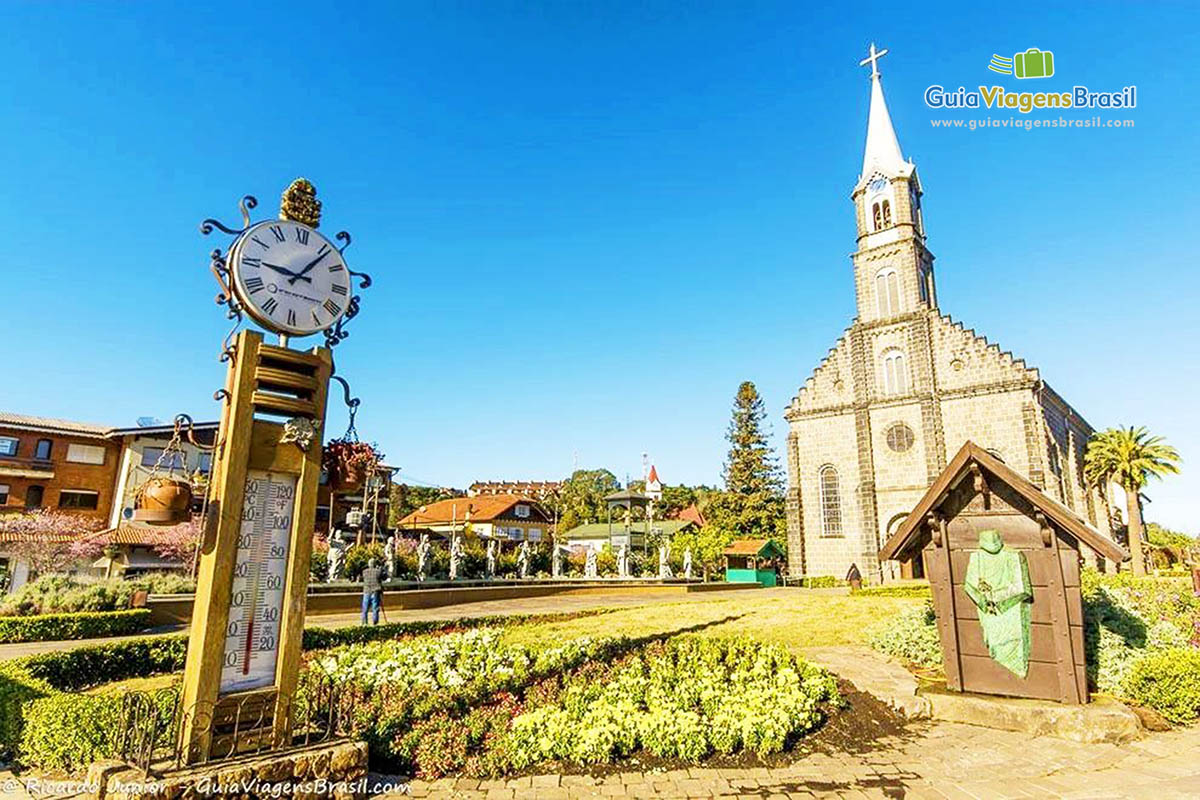 Imagem do relógio típico de Gramado com termômetro junto.