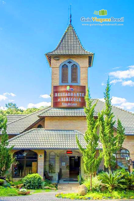 Imagem de restaurantes e lojas da vinícola.