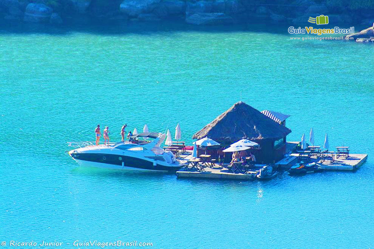 Imagem de restaurante flutuante na Praia Caixa D Aço.