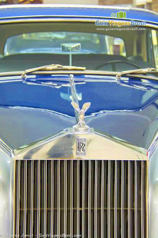 Imagem do detalhe dos carros da marca Rolls Royce.