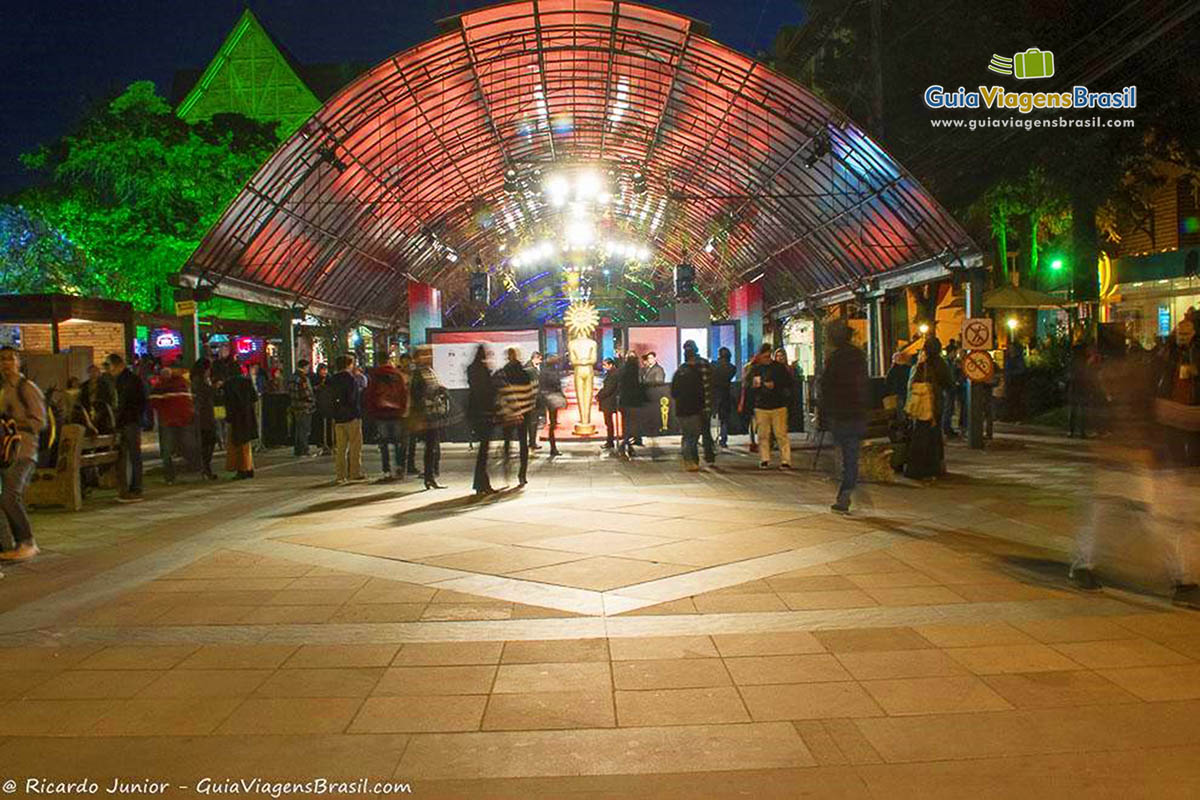 Imagem da Rua Coberta de Gramado.