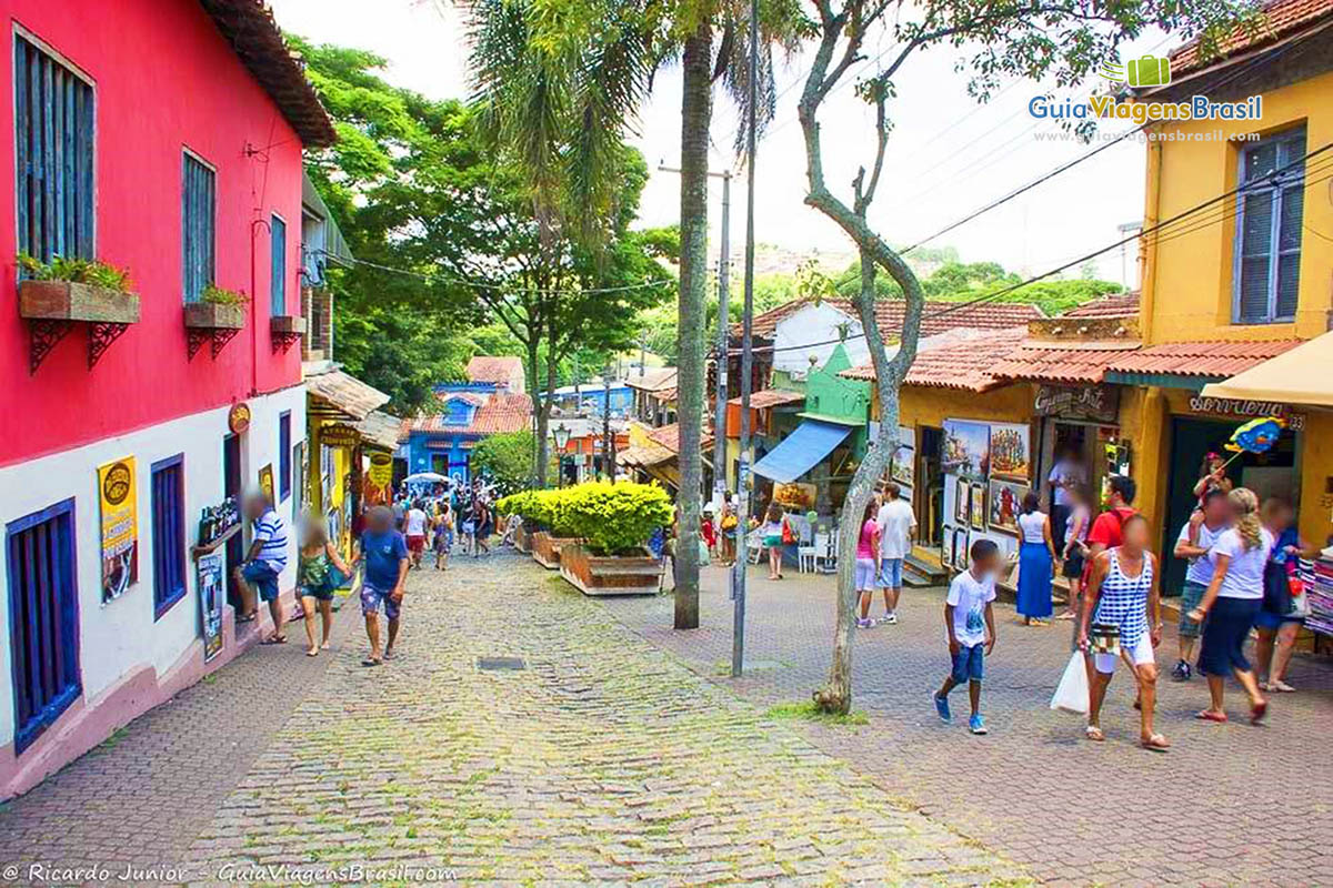 Imagem da ladeira do Centro Histórico de Embu das Artes.