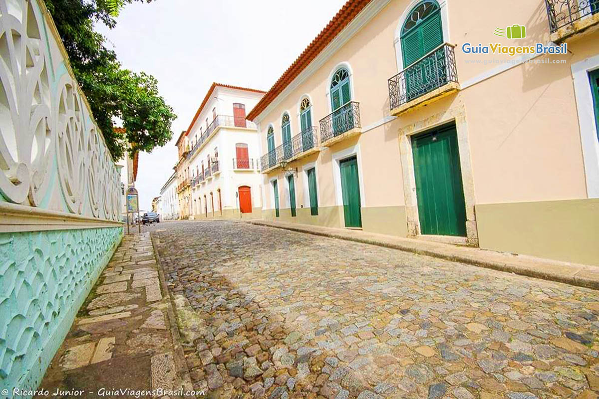 Imagem da rua de paralelepípedos em São Luís.