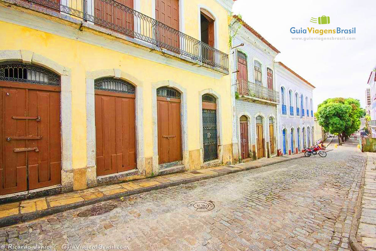 Imagem da pequena rua do centro histórico.