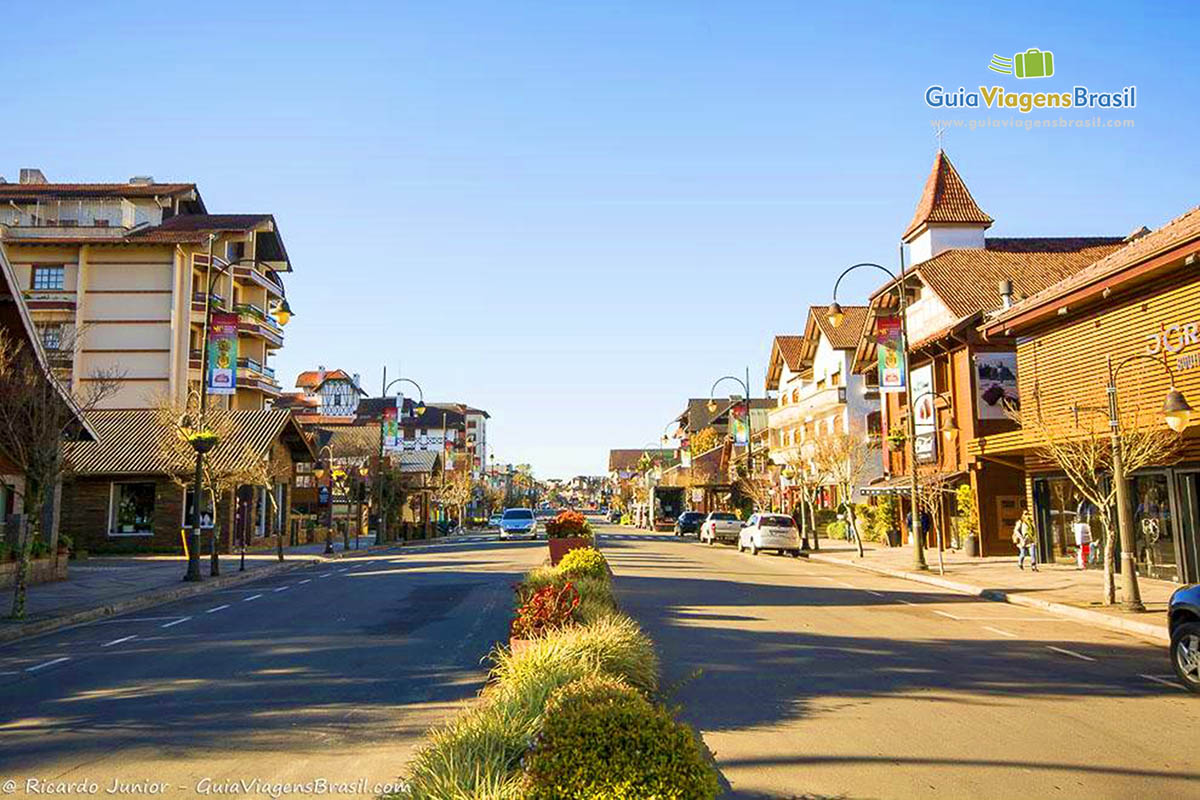 Imagem de um dia com sol na linda avenida de Gramado.