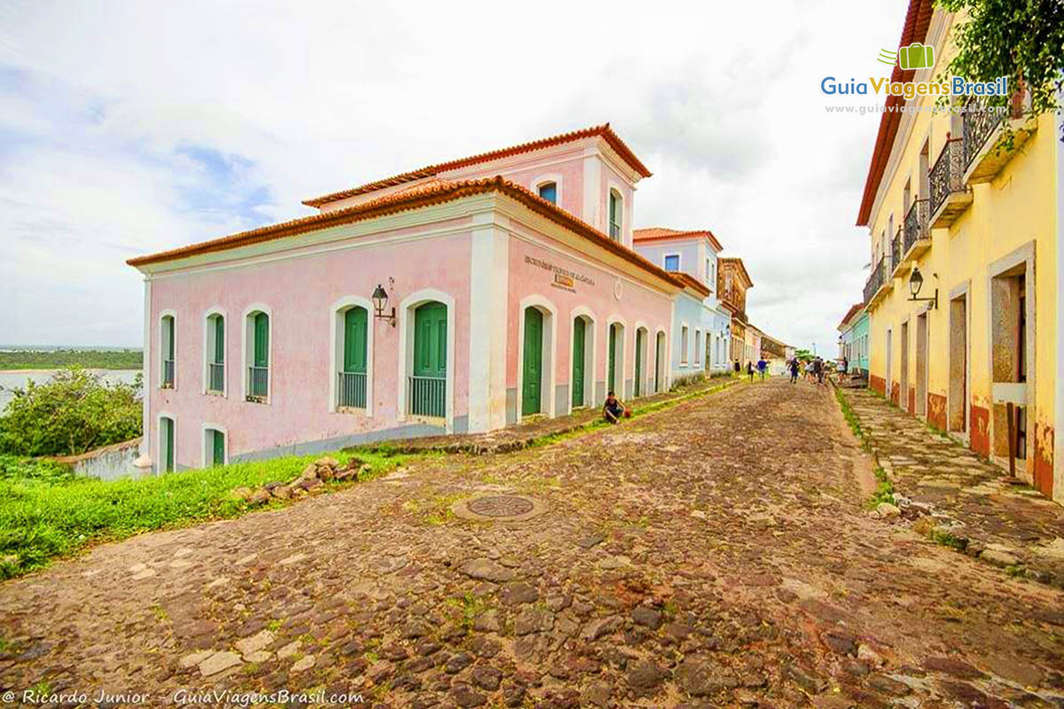 Imagem da arquitetura de lindo casarão rosa.