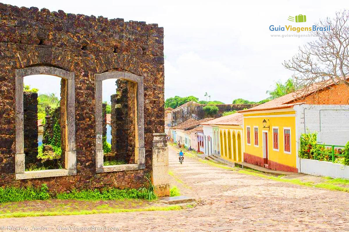 Imagem de ruínas e casarões lado a lado no Centro Histórico.