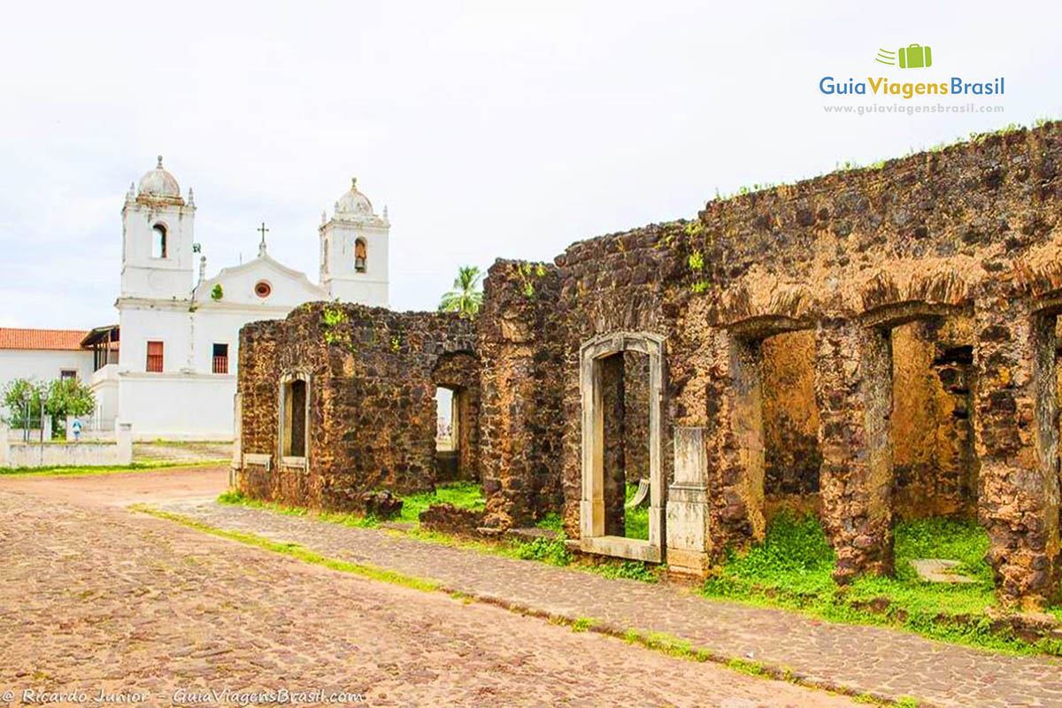 Imagem das ruínas na frente da Igreja de Nossa Senhora do Carmo.