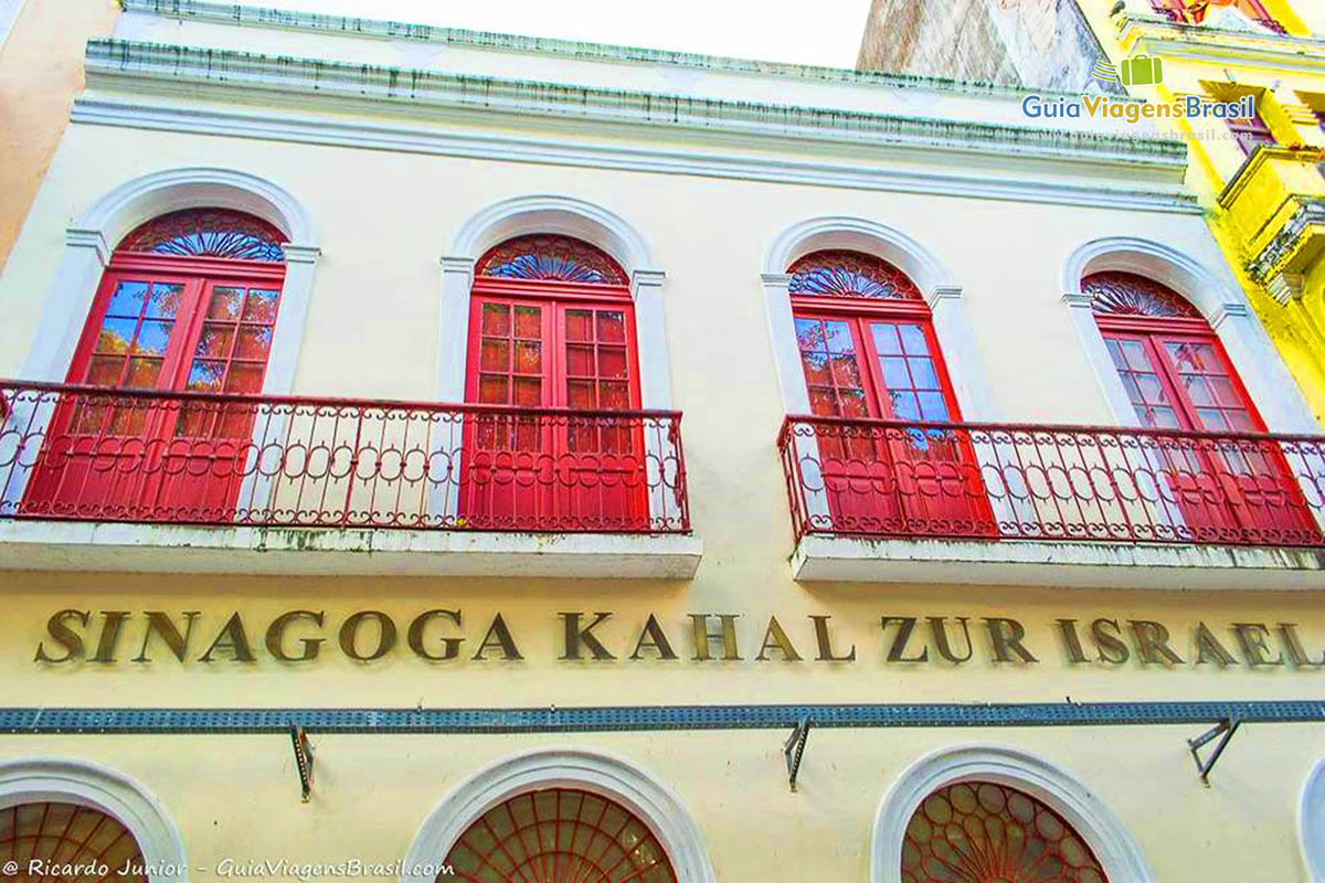 Imagem da Sinagoga Kahal Zur Israel que foi a primeira sinagoga das Américas. O prédio no Recife Antigo hoje abriga o Centro Judaico de Pernambuco.